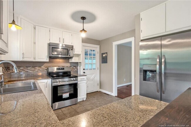Building Photo - 604 Roundtree Dr