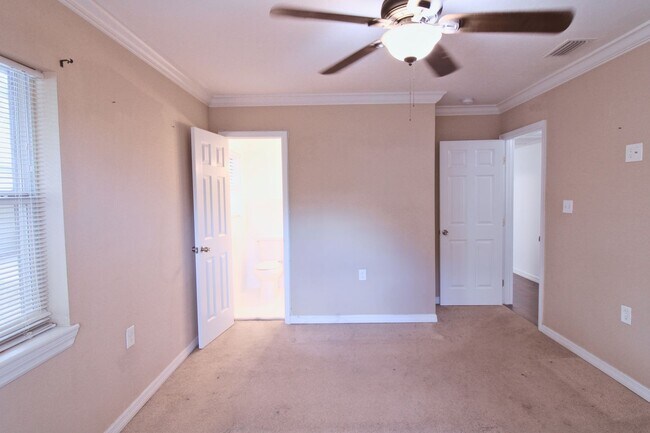 Building Photo - Charming Renovated Tampa Home with Fully Fenced Front & Backyard