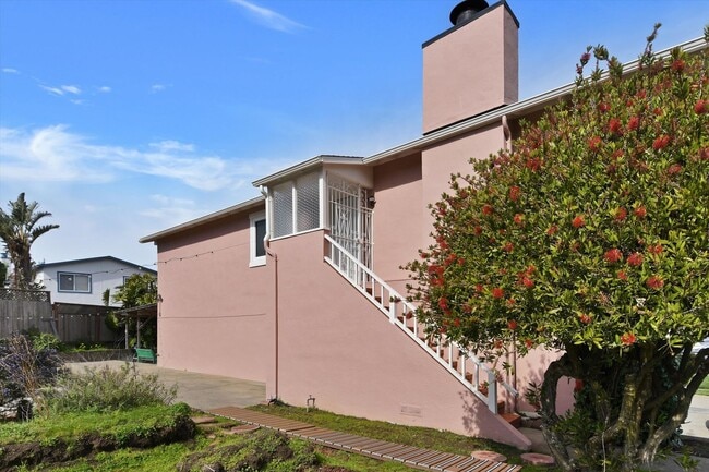 Building Photo - Spacious & Stylish Home in Pacifica’s Desirable Fairmont Neighborhood