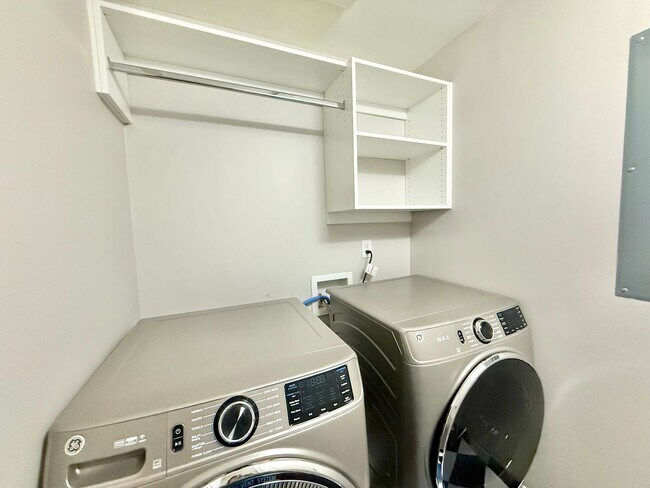 Building Photo - Luxurious Downtown Raleigh Condo with High...