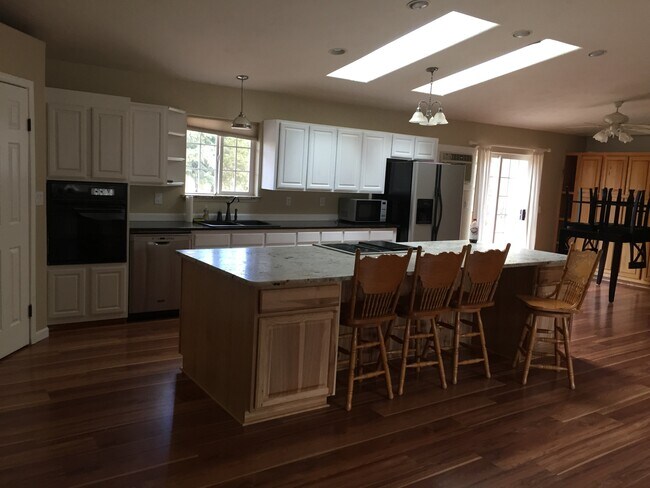 Building Photo - 2033 W Lundy Blvd