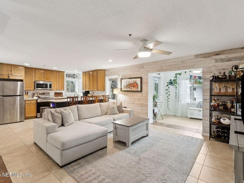 Building Photo - 201 10th Ave N