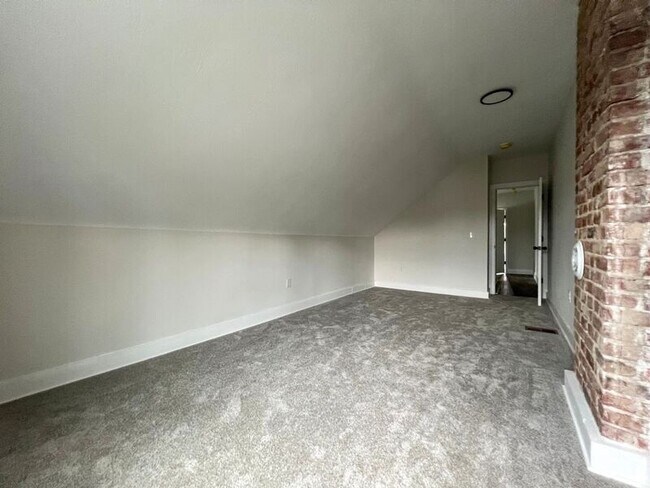 Building Photo - 927 S Champion Ave
