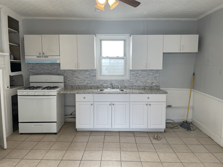 2nd Floor - 247 Inslee Pl