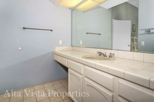 Building Photo - Beautiful Dual Master bedroom Townhome in ...