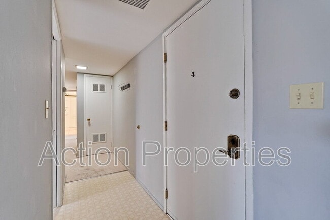 Building Photo - 181 Del Medio Ave