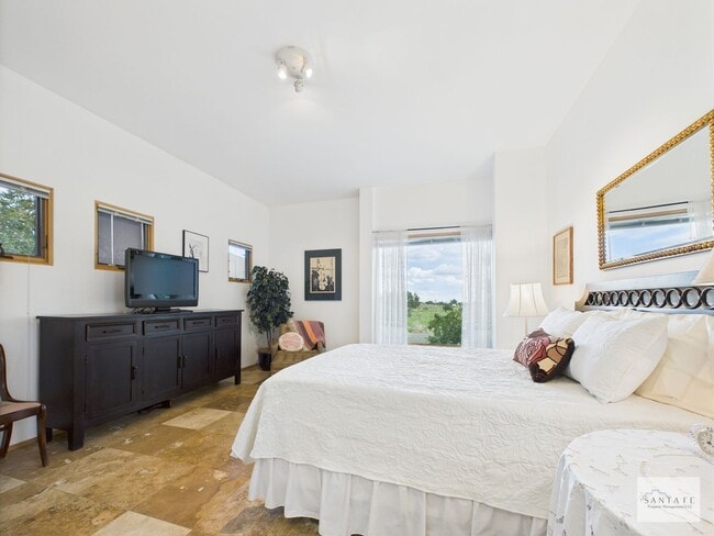 Building Photo - Stylish Home in Eldorado | Furnished or Un...