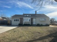 Building Photo - Birchwood Park - Newly renovated 3+ bedroo...