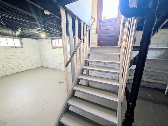 Building Photo - 307 5th Ave E