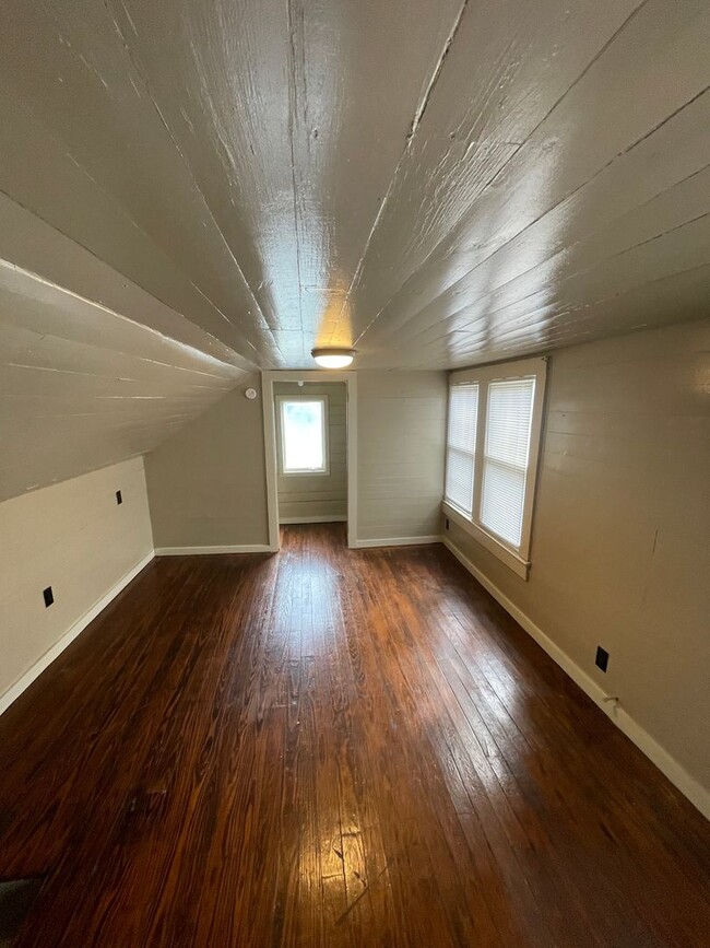Building Photo - Studio Garage Apt