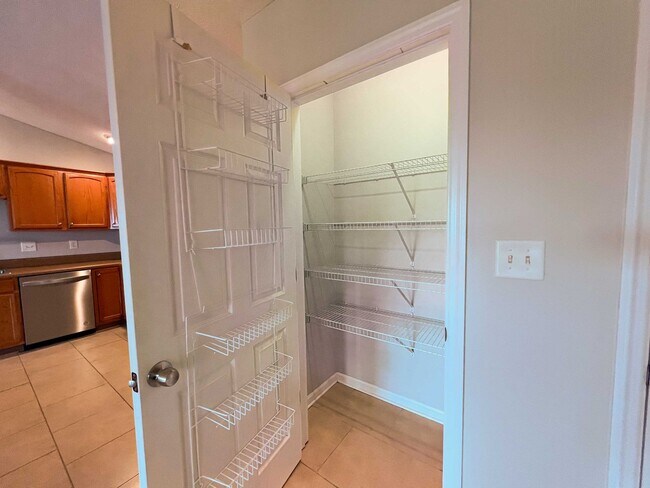 Building Photo - 2-Bedroom + office Condo Retreat with Pool Access