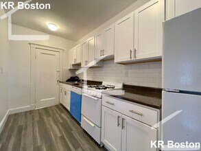 Building Photo - 9/1 No Fee! Spacious 2BR near Green Line!