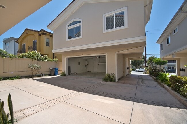 Building Photo - Beautiful Ocean View Townhome with Remodel...