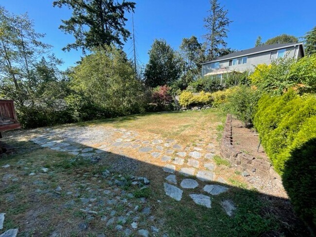 Building Photo - Extremely Spacious 5BD/3BTH Home For Lease...