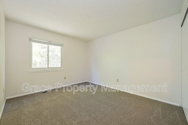 Building Photo - 580 E Kettle Ave