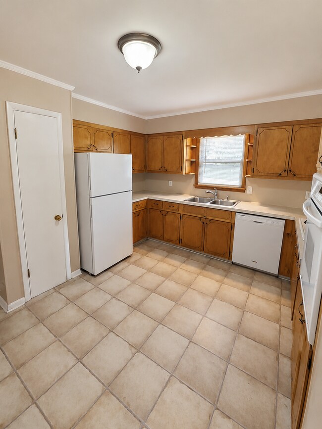 Building Photo - Bright 3-Bedroom Pet-Friendly Home with Garage in Algood