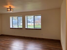 Building Photo - 605 Princeton Ave N