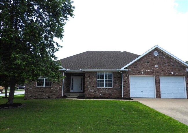 Building Photo - 3804 SW Kestrel Dr
