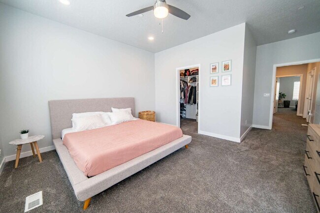 Building Photo - Gorgeous Modern Townhome in Draper