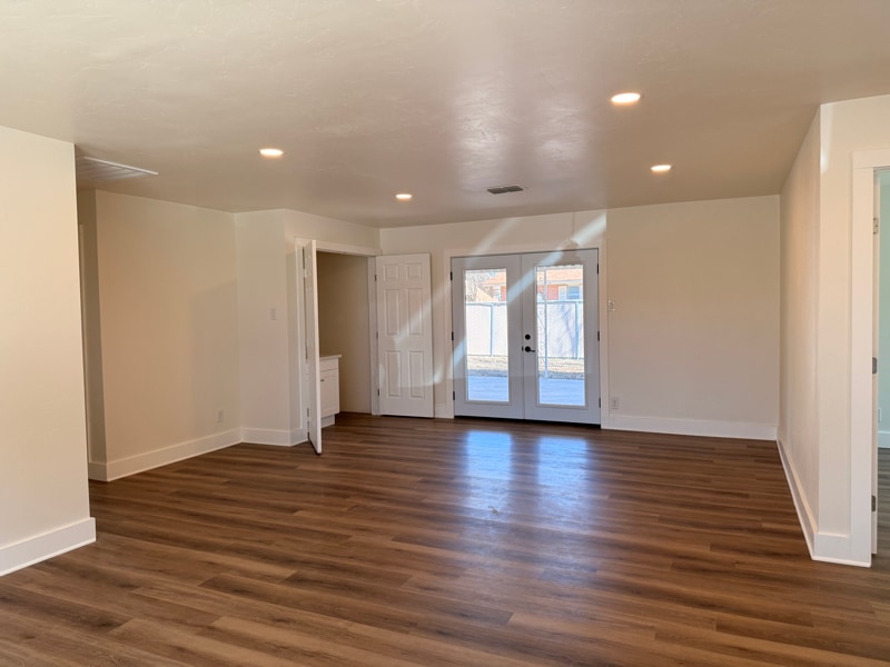 Building Photo - 140 Village Dr