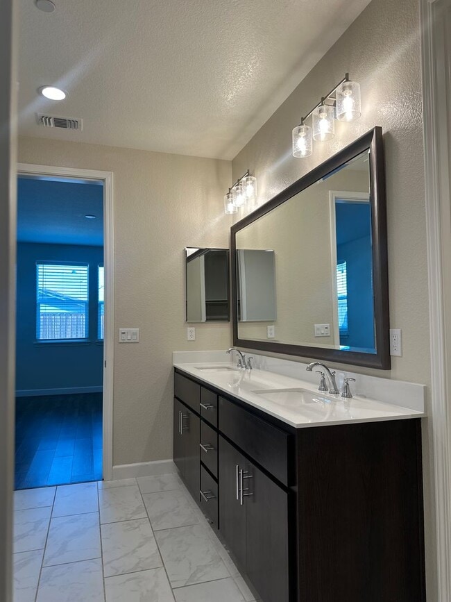 Building Photo - $500.00 off first full months if possessio...