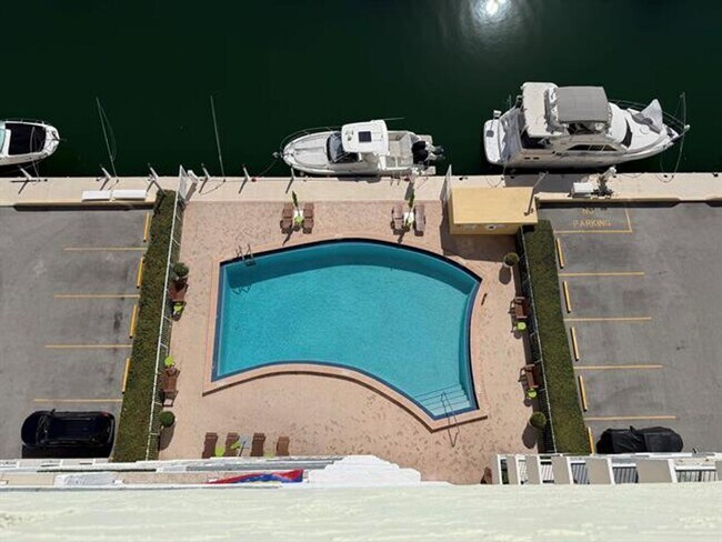 Building Photo - 2000 NE 135th St