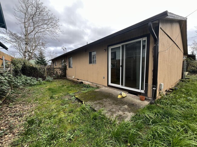 Building Photo - CCO867