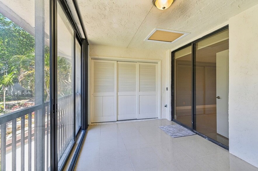 Building Photo - 2613 Carambola Cir N