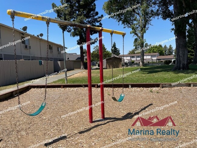 Building Photo - 211 Del Luz Ct