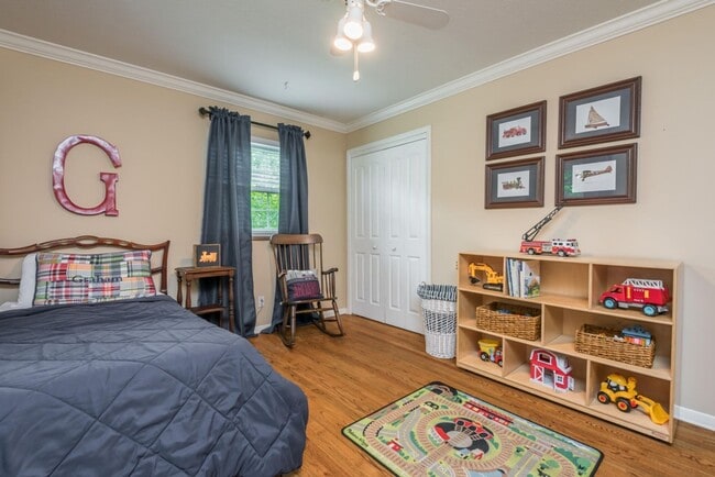 Building Photo - 4BR/ 3BA in West Hills + TWO 2-car garages, screened patio, fenced backyard