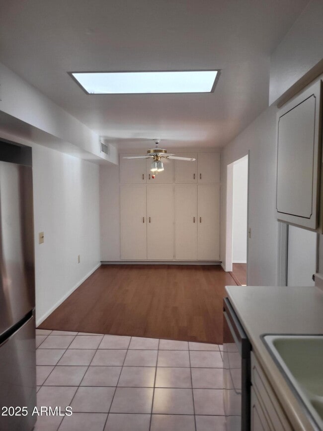 Building Photo - 10060 W Royal Oak Rd