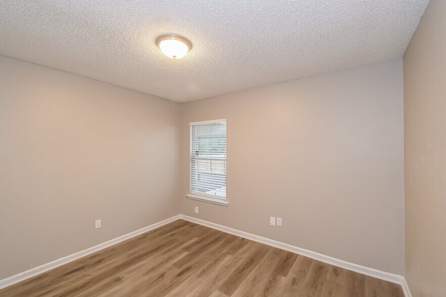 Building Photo - 3855 Chapelgate Rd
