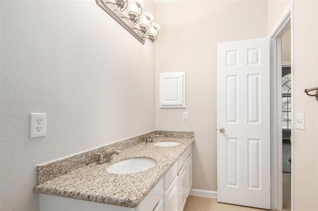 Building Photo - 20719 Medallion Pointe Dr