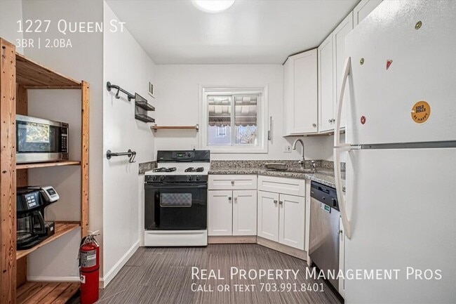 Building Photo - 1227 Queen St