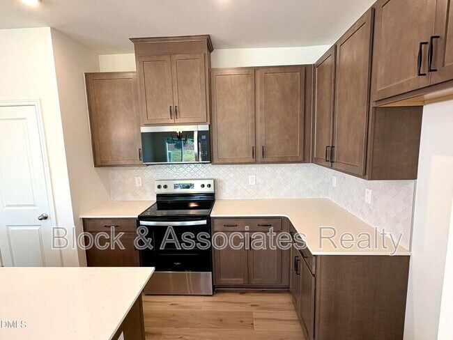 Building Photo - 2040 Oakdale Dr