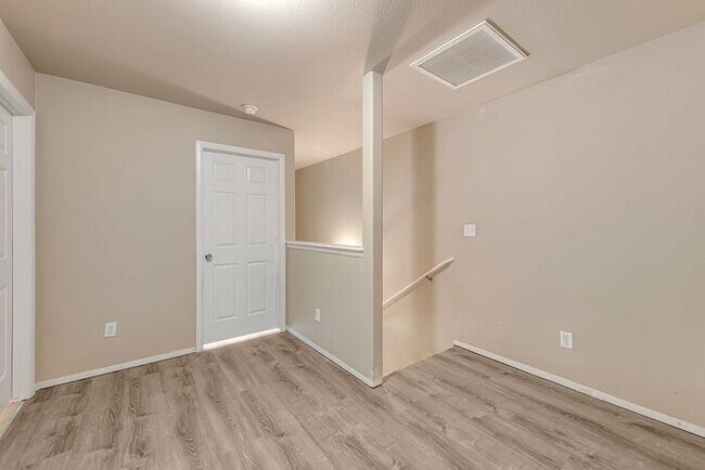 Building Photo - Spacious Multi-Level Townhome in Brookwillow
