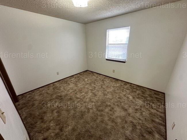 Building Photo - $750 - 2 bed 1 bath - Second floor Apartment