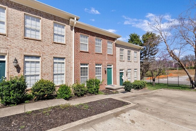 Building Photo - FABULOUS LOCATION!! 2BEDROOM 2 BATH TOWNHO...