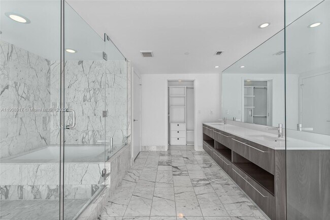 Building Photo - 3131 NE 7th Ave