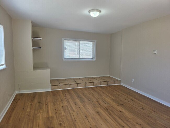 Building Photo - SPACIOUS, BRIGHT 2 BEDROOM - LARGE YARD