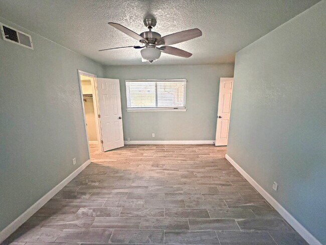 Building Photo - 4230 Havenview Dr