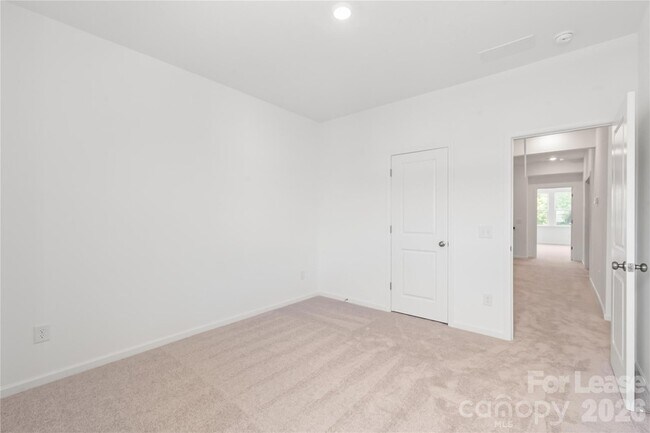 Building Photo - 204 Silver Fleet Dr