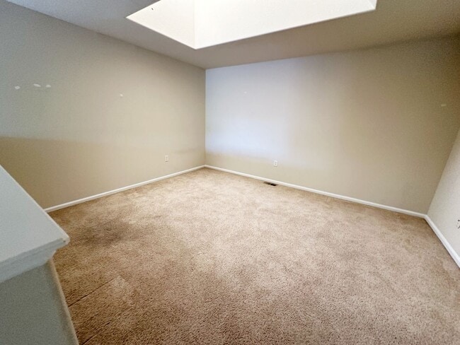 Building Photo - Bright, Spacious 2-Bedroom Home in Aurora with Room to Grow