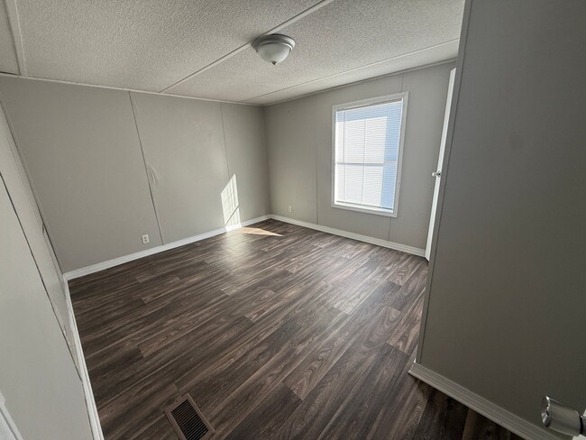 Building Photo - 80 Redwood Ln