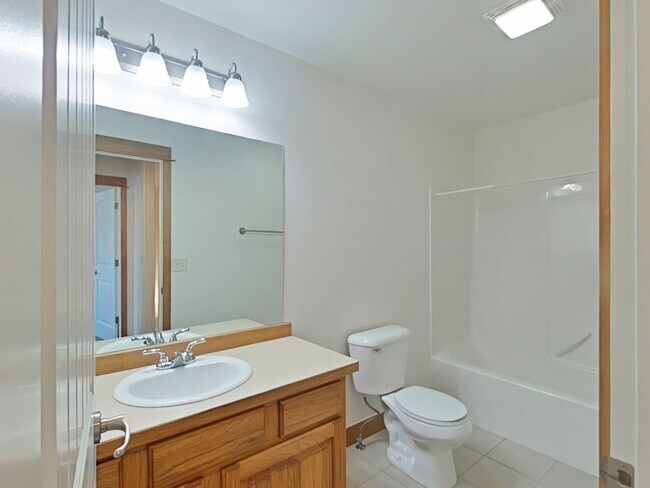 Building Photo - Beautiful 3 bedroom, 2 1/2 bathroom, townhouse with attached garage!