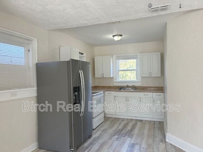 Building Photo - 837 10th Ave N