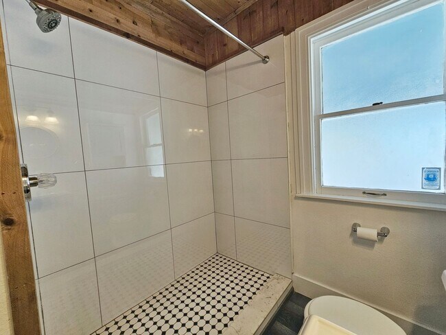 Building Photo - St. Petersburg Pool Home - 3 Bedroom 2 Bath