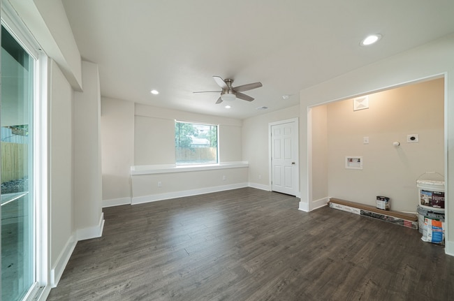 Building Photo - 1627 W Mariposa Dr