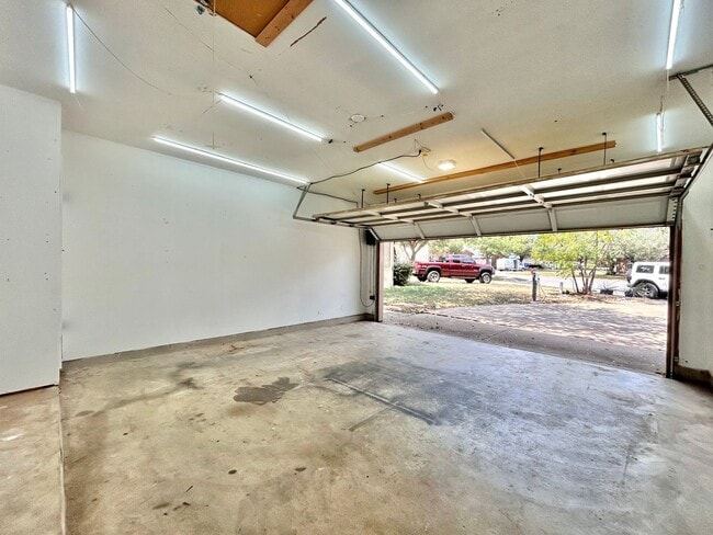 Building Photo - 4 Bed / 2 Bath Spacious One-Level Home wit...