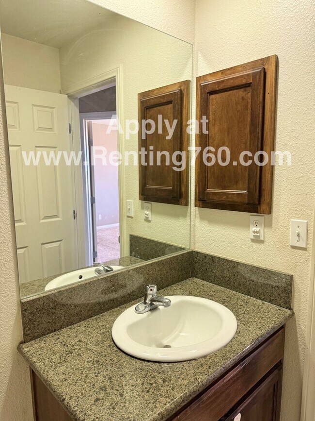 Building Photo - Modern 4 Bedroom 2 Bathroom Home